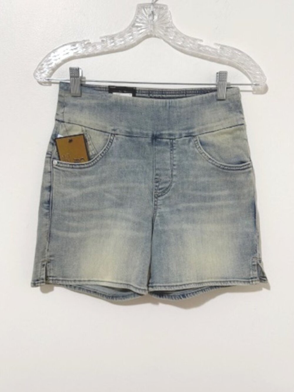 Rock & Republic Denim Rx Fever Pull-On Shorts Mid Rise in Around Town 4M